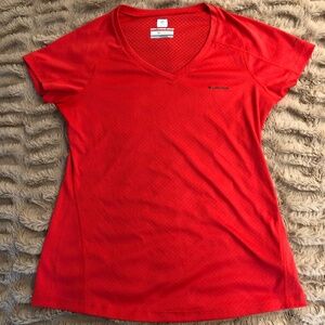 Columbia Omni-Freeze red sweat activated cooling top size XS